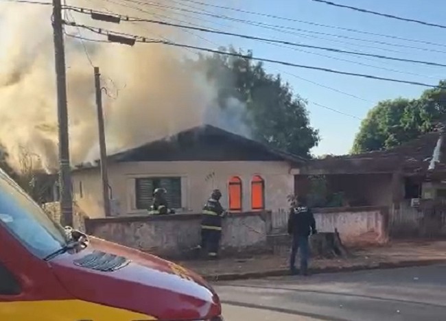 Após incêndio, casa desabitada tem 80 m² consumidos pelo fogo em Teodoro Sampaio