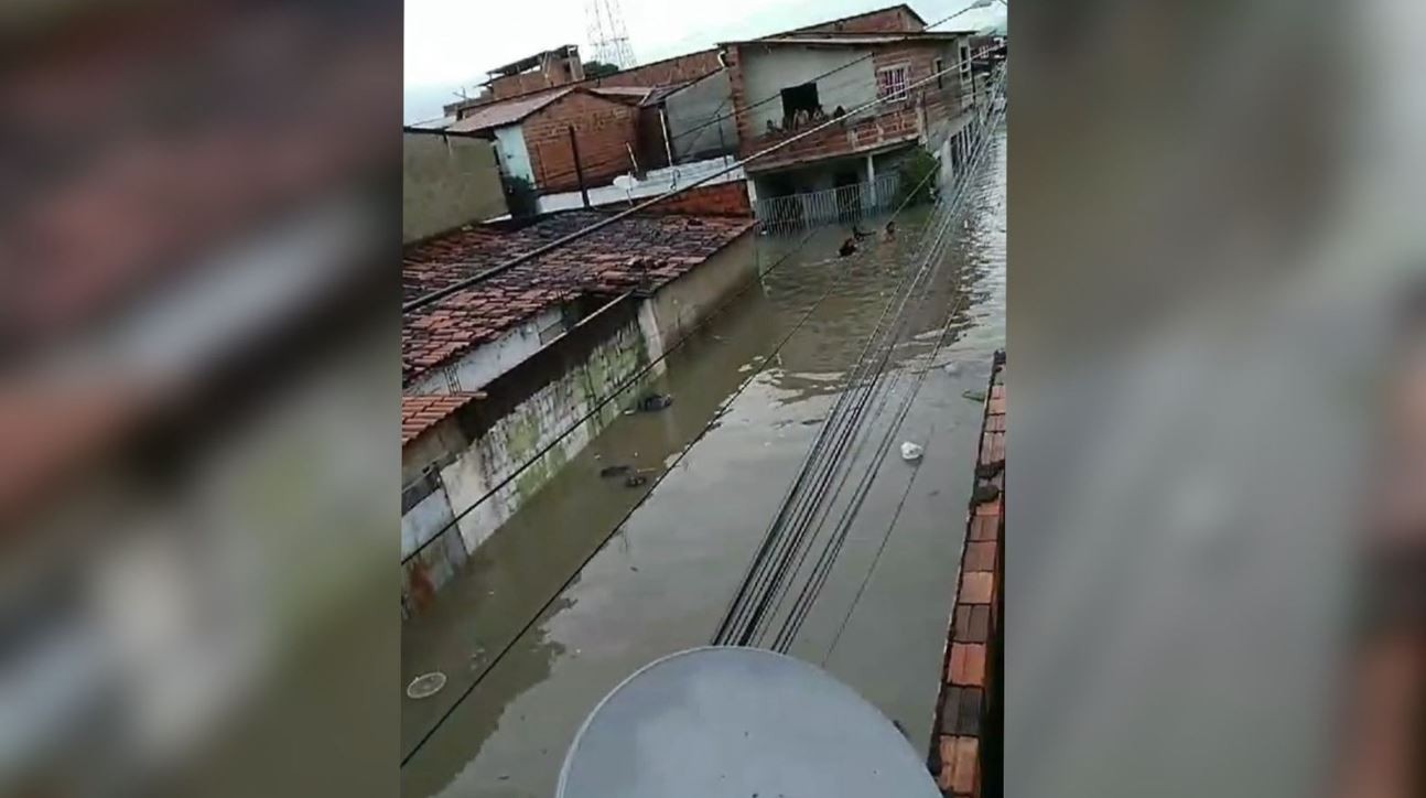 Chuva forte provoca alagamentos em ruas e casas de Fortaleza