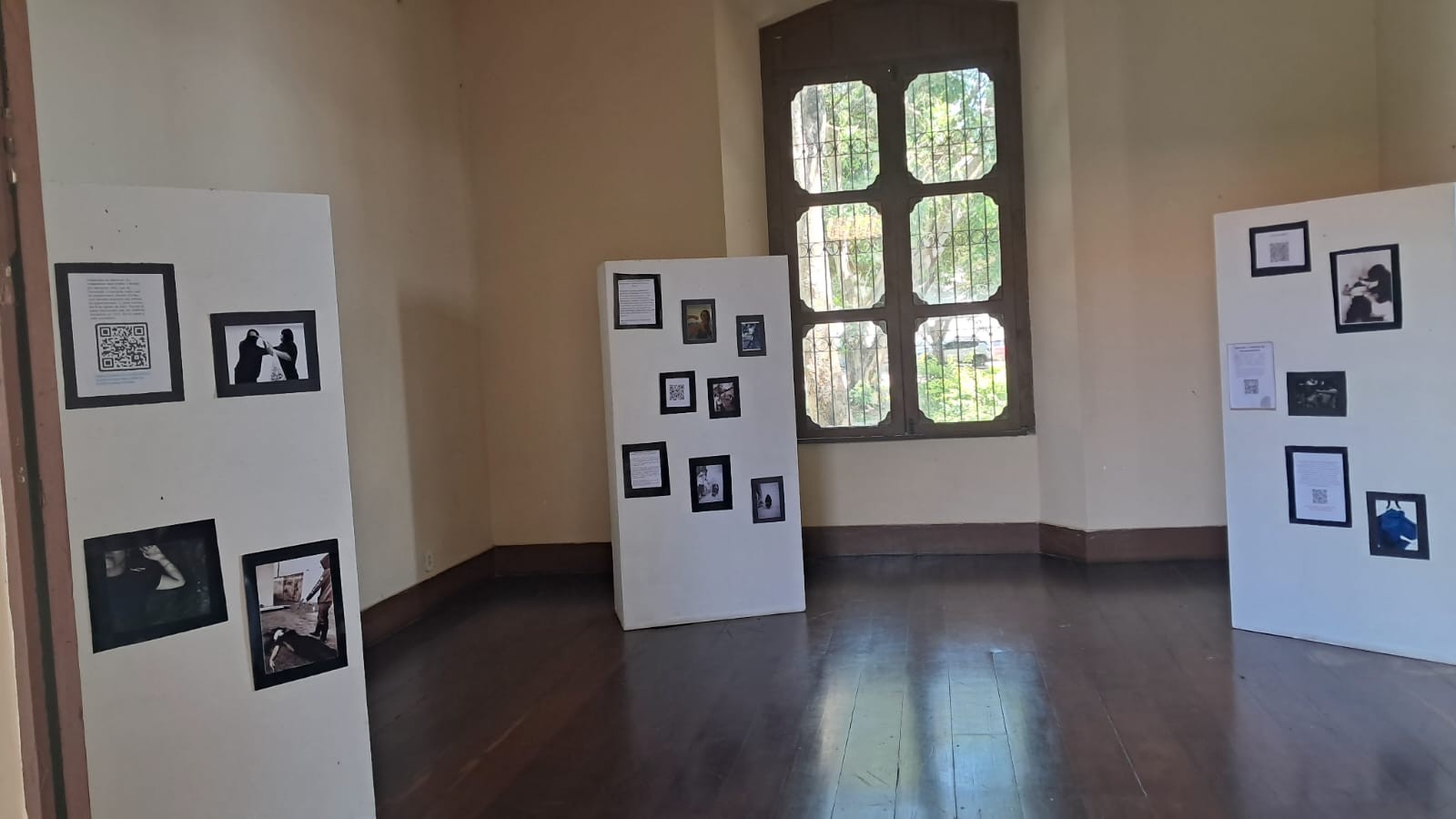 Exposição 'Filhas de Medusa' convida o público a refletir sobre dor das mulheres vítimas de violência