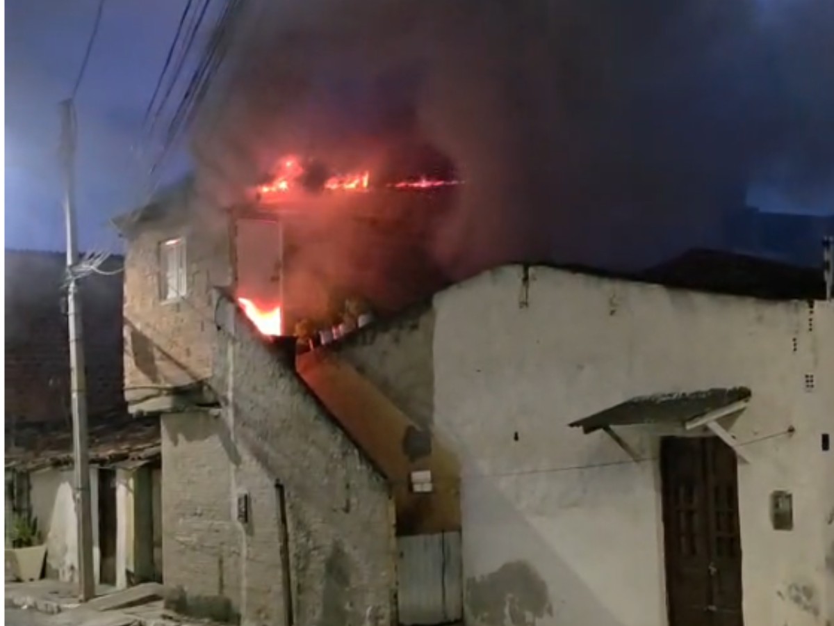 Incêndio destrói residência no bairro São Francisco em Caruaru; VÍDEO