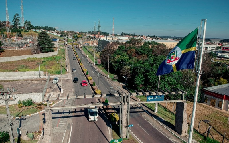 Prefeitura de Quatro Barras abre concurso público com 96 vagas e salários de até R$ 23,6 mil