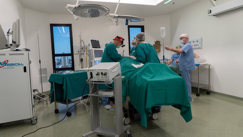 Centro cirúrgico do Hospital Unimed Cuiabá em plena atividade, com equipamentos modernos e equipe especializada. — Foto: Assessoria