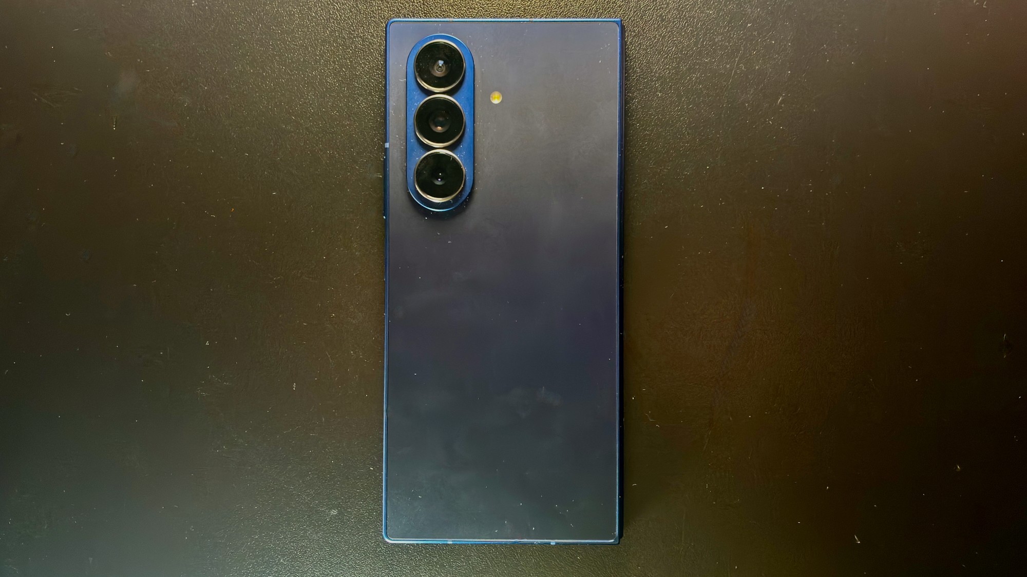 Samsung Galaxy Z Fold7 fechado, visto por trás — Foto: Henrique Martin/g1