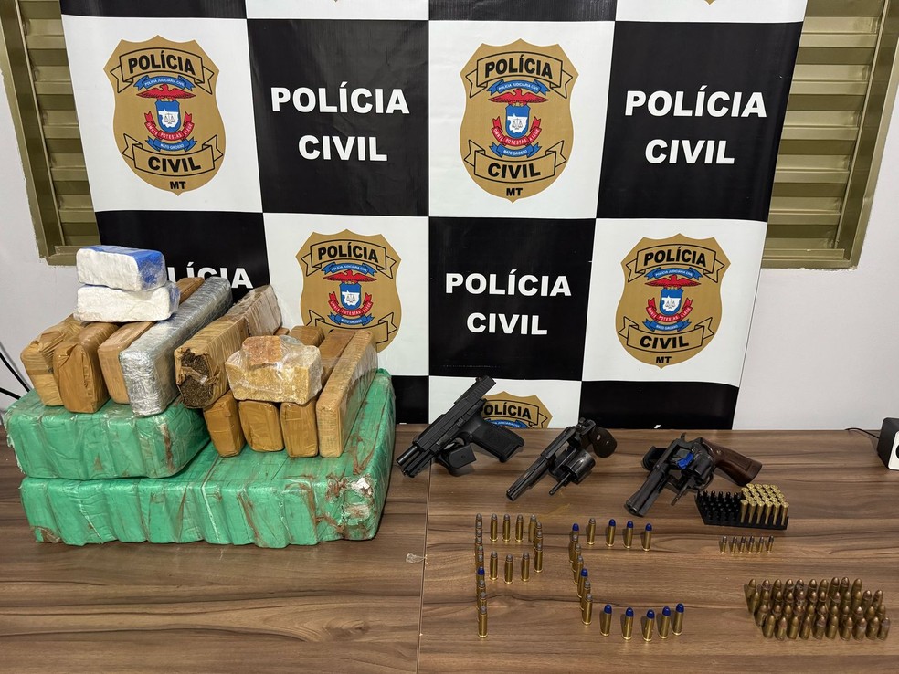 Ao todo, foram apreendidos 25 quilos de maconha, 500 gramas de cocaína, meio quilo de crack, três armas e 48 munições — Foto: Polícia Civil de Mato Grosso