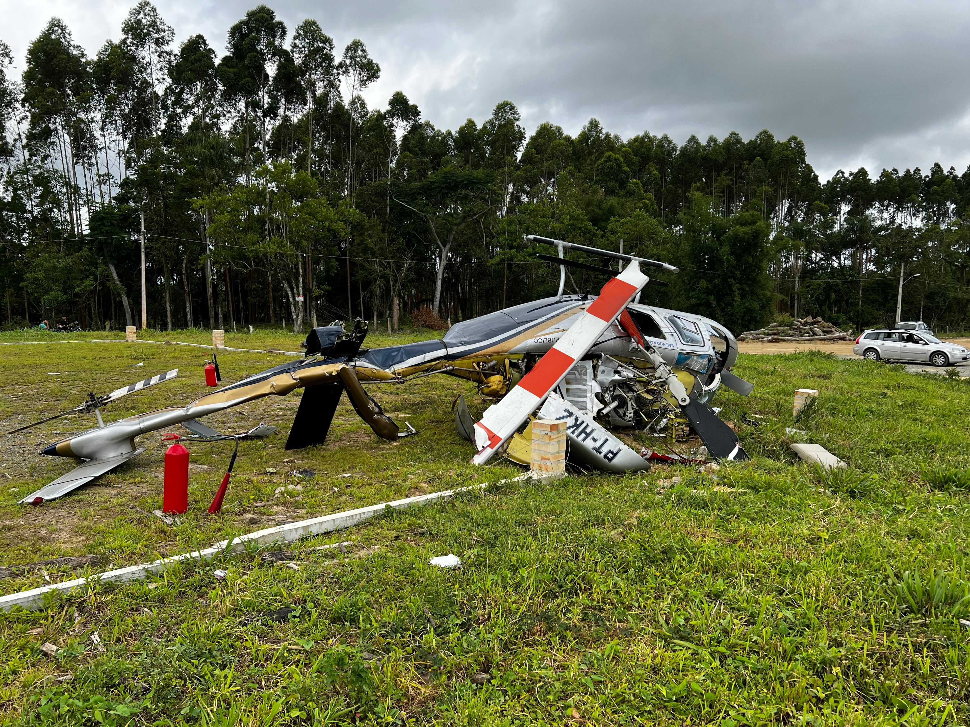 Helicóptero que caiu em SC tinha 4 turistas, um piloto e faria voo panorâmico da região