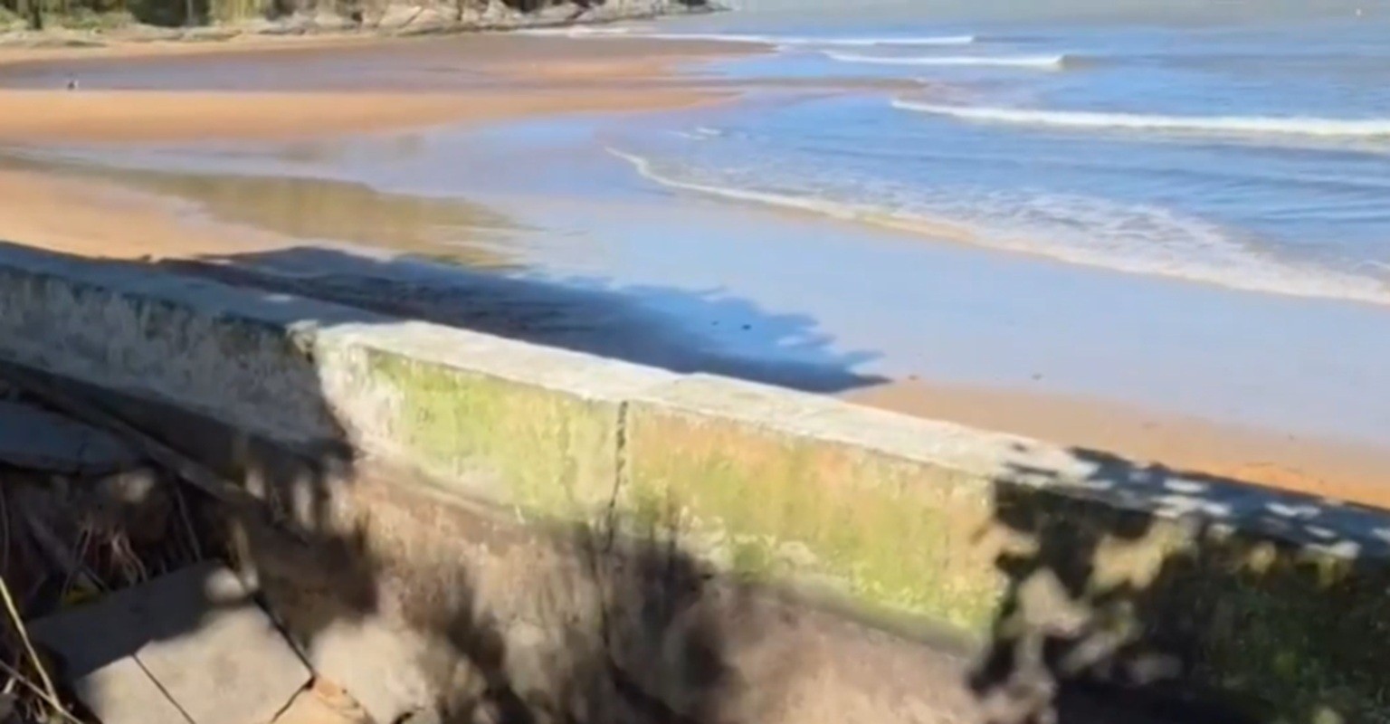 Avanço do mar destrói parte do calçadão na Boca da Barra, em Rio das Ostras 