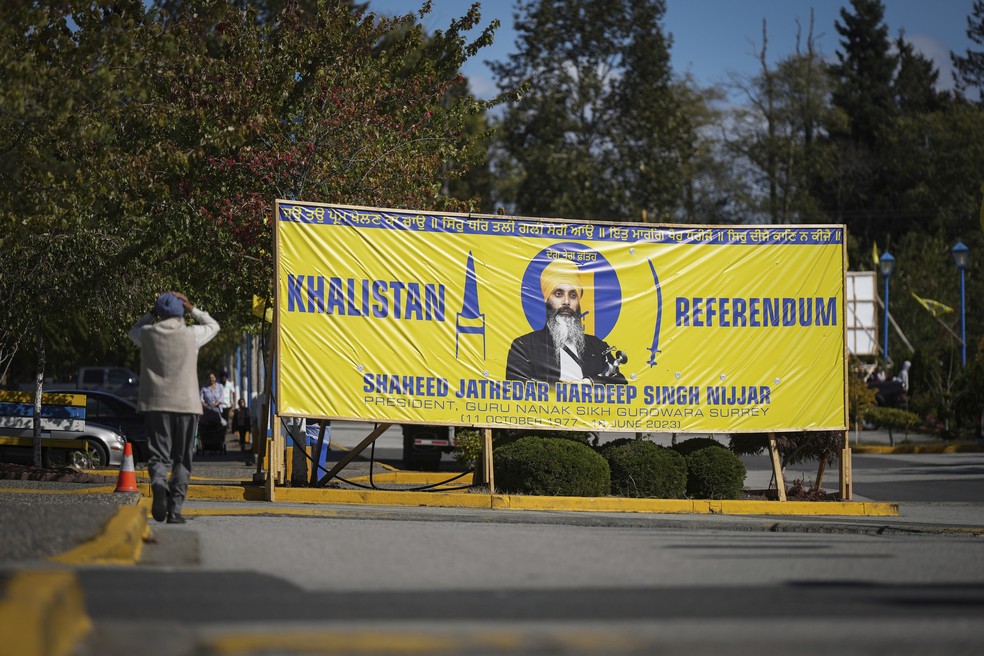 Faixa pelo referendo do Khalistão é exibida em uma rua da Columbia Britânica, no Canadá, em 18 de setembro de 2023 — Foto: Darryl Dyck/The Canadian Press via AP