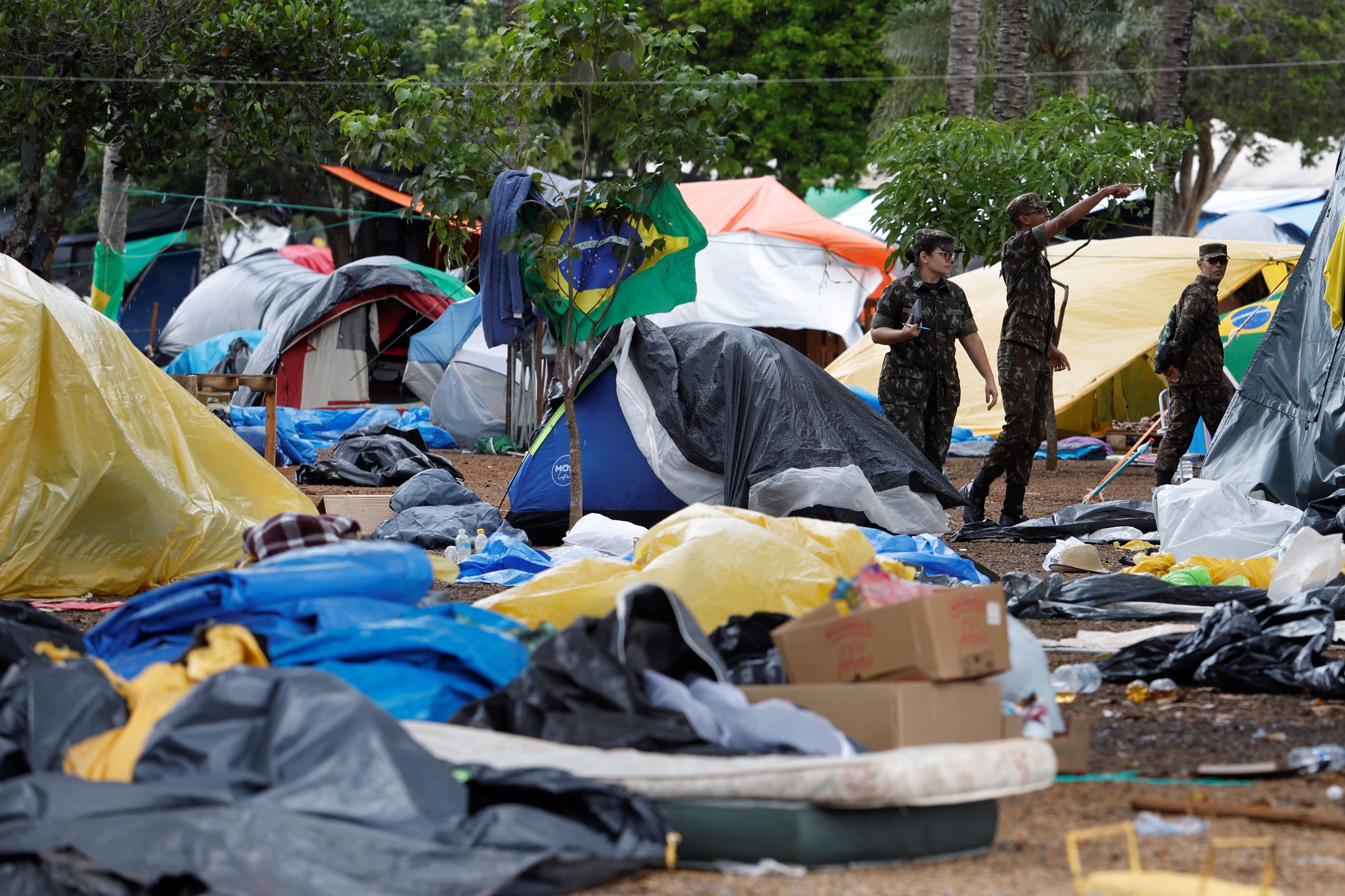 Bolsonaro estimulou de forma deliberada apoiadores a acampar para justificar intervenção das Forças Armadas, disse Cid