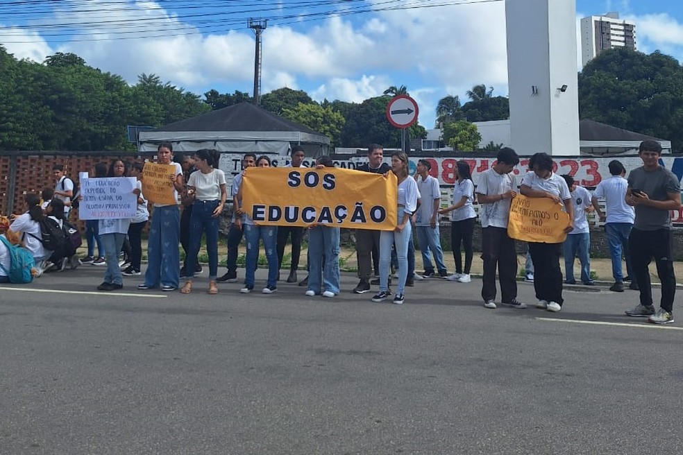 "SOS Educa��o", clamam estudantes da Escola Padre Hildon Bandeira � Foto: Gr�mio Estudantil da Escola Padre Hildon Bandeira/Divulga��o