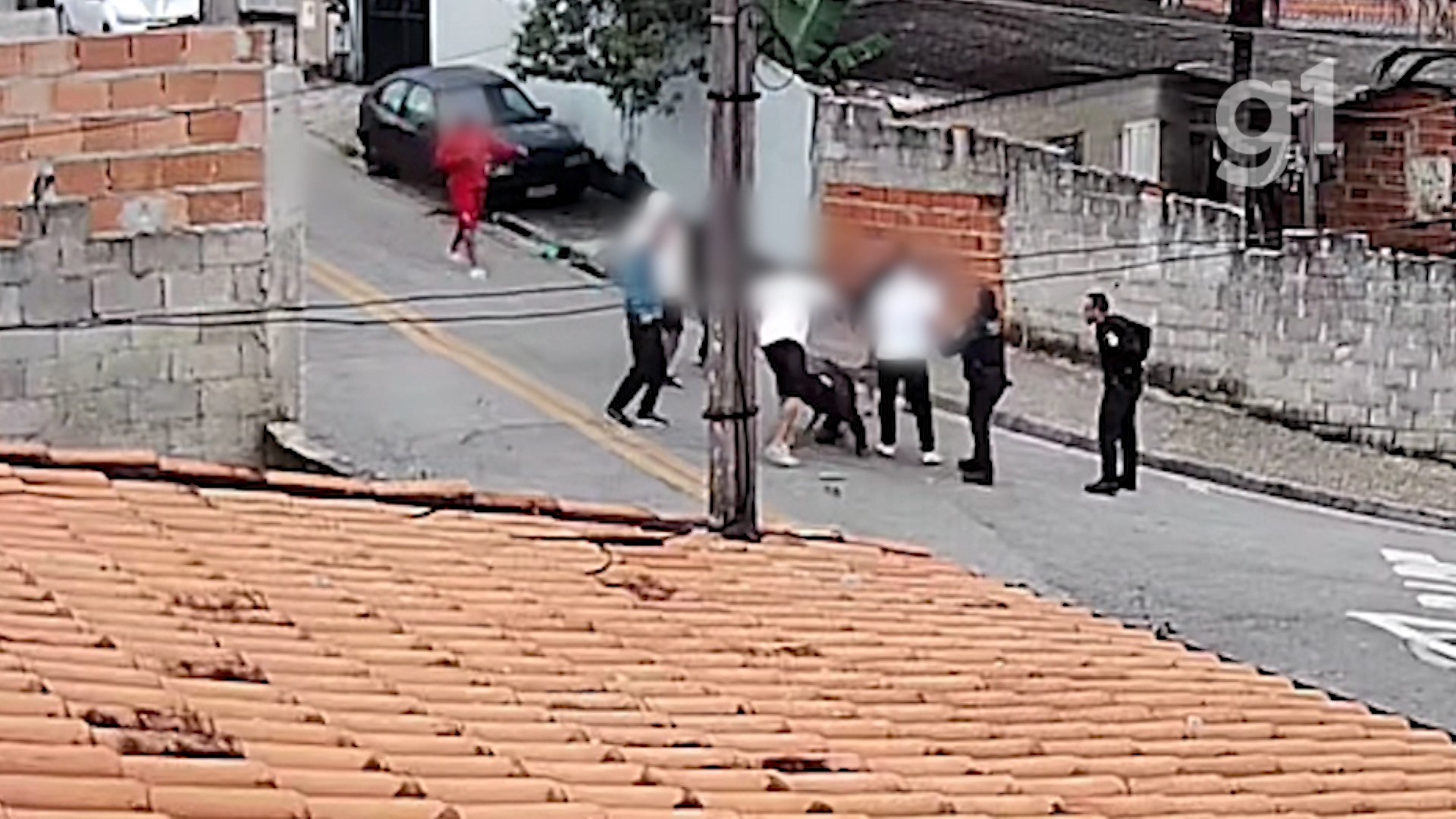 VÍDEO: Suspeito de queimar homem em situação de rua é espancado em São José 