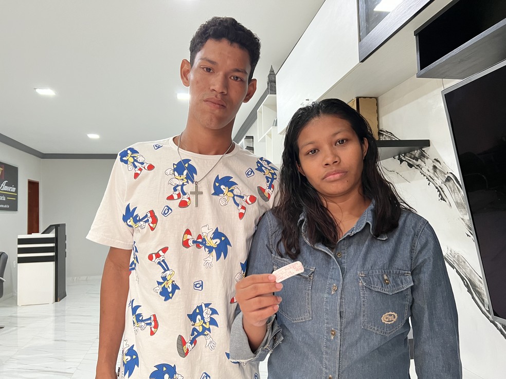 Vanessa Pantoja e o marido que perderam a filha, Aysha, na maternidade em Roraima — Foto: Caíque Rodrigues/g1 RR