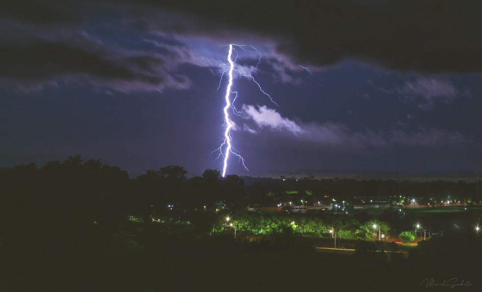 Fotógrafo profissional, Marcel Sachetti eternizou os raios registrados em Presidente Prudente nesta terça-feira (7) — Foto: Marcel Sachetti/Arquivo pessoal