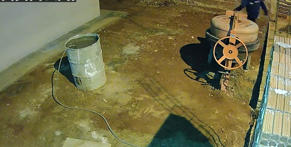 Suspeito invadiu a casa da vítima ao acessar um imóvel próximo em Potirendaba (SP) — Foto: Reprodução / Câmera de Segurança