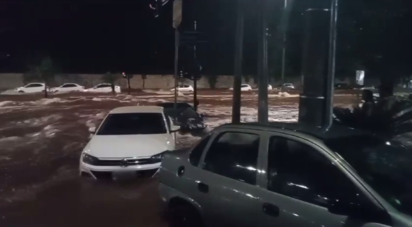 VÍDEO: Enxurrada quase encobre carros na Avenida Rondon Pacheco durante temporal em Uberlândia