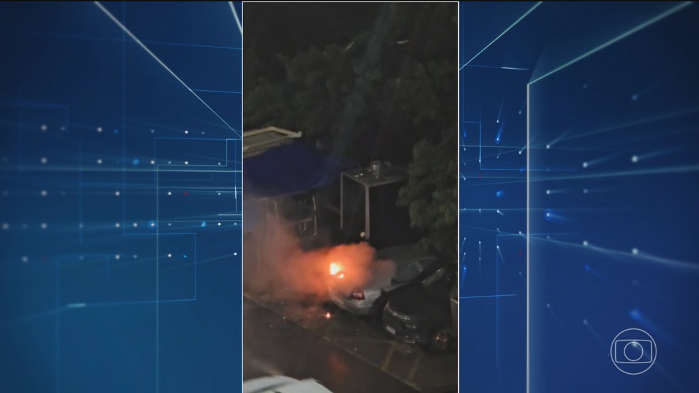 O secretário de Segurança Pública do Distrito Federal, Sandro Avellar, confirmou que um carro foi incendiado com fogos de artifício no estacionamento do anexo 4 da Câmara — Foto: Jornal Nacional/ Reprodução