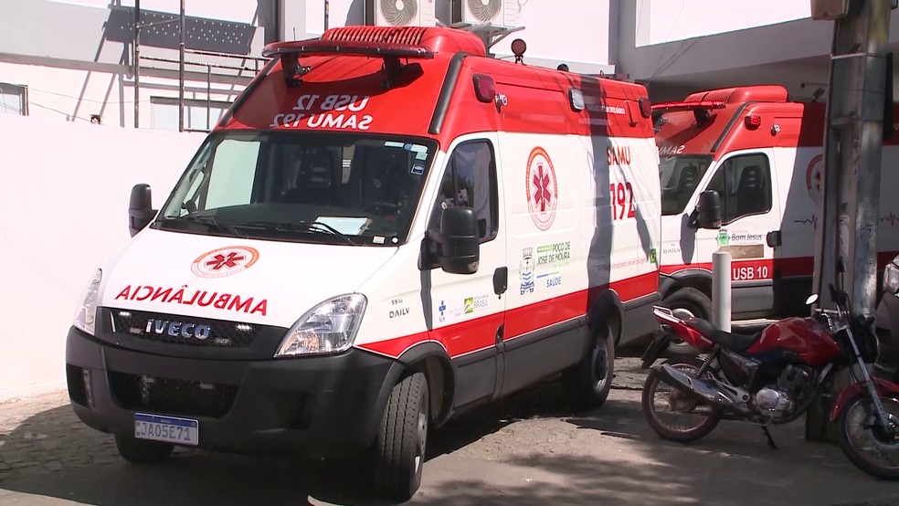 Criança atropelada após descer de ônibus escolar foi socorrida e levada para o Hospital Regional de Cajazeiras — Foto: Reprodução/TV Paraíba