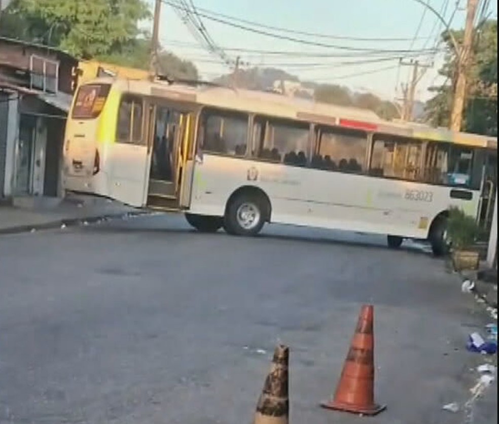 Ônibus é tomado por traficantes em Costa Barros  — Foto: Reprodução/TV Globo 
