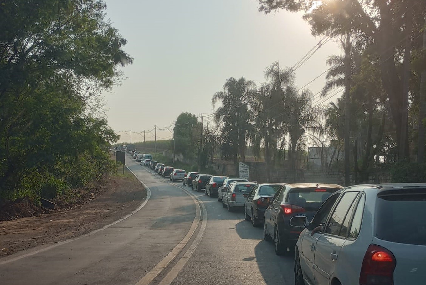 Acidente entre moto e caminhão deixa 1 ferido e provoca congestionamento em Rio das Pedras 