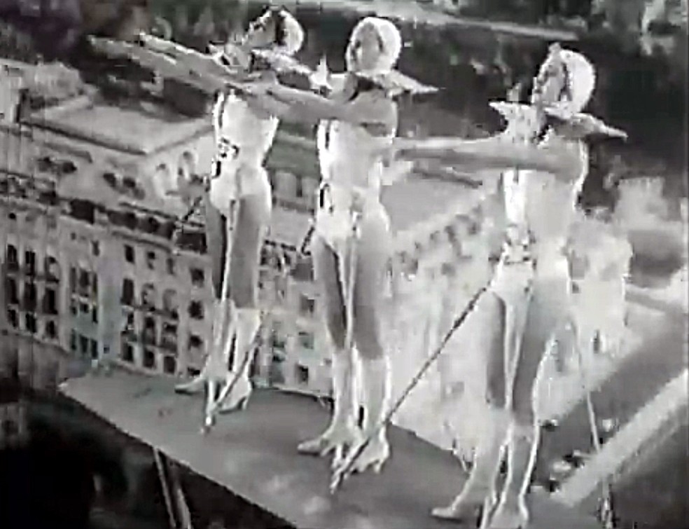 Bailarinas dançam na asa de avião com o Copacabana Palace ao fundo em 'Flying Down to Rio' — Foto: Reprodução