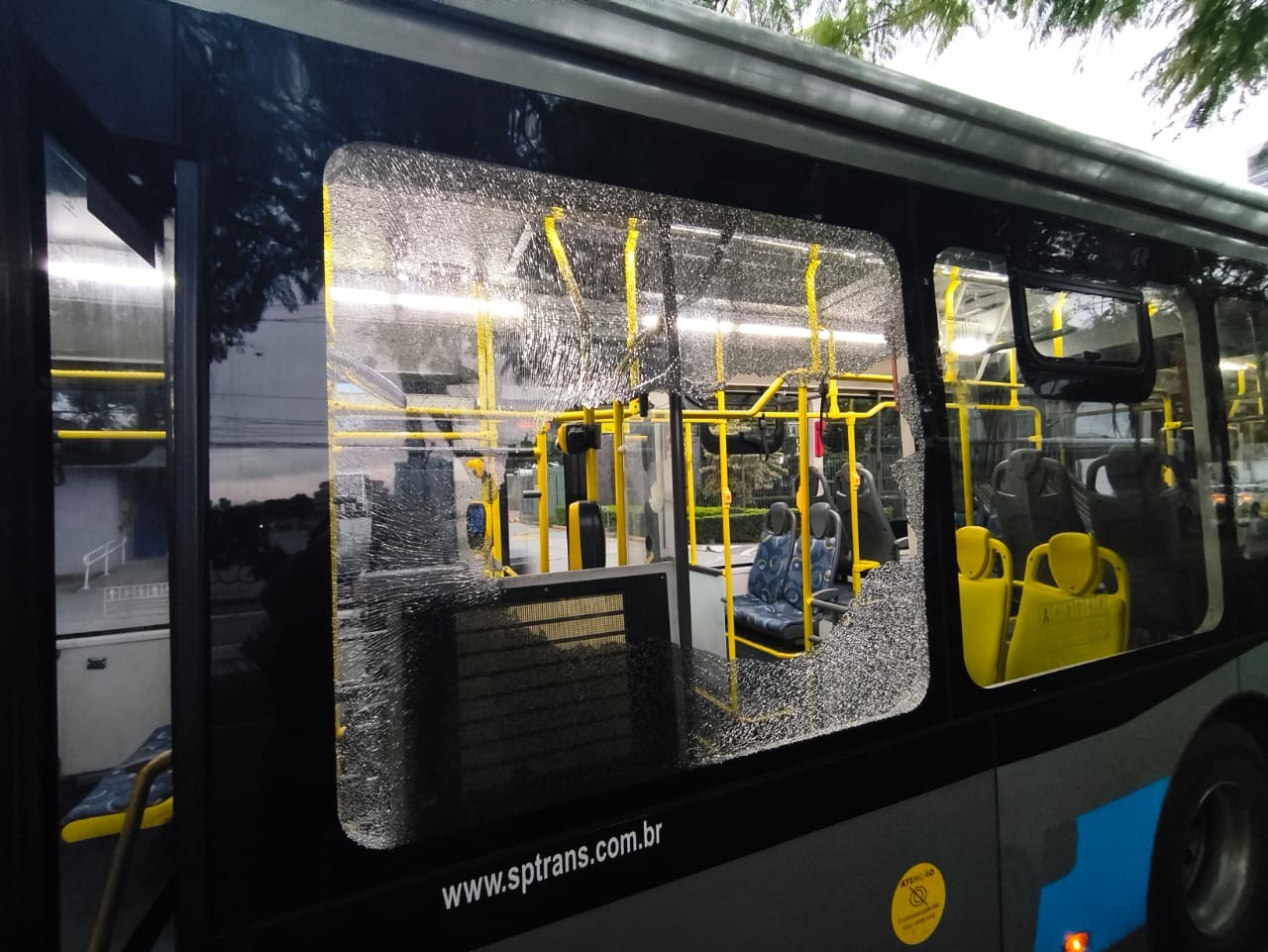 Em mais um dia de ataques, ônibus são apedrejados na Zona Sul de SP e em Taboão da Serra