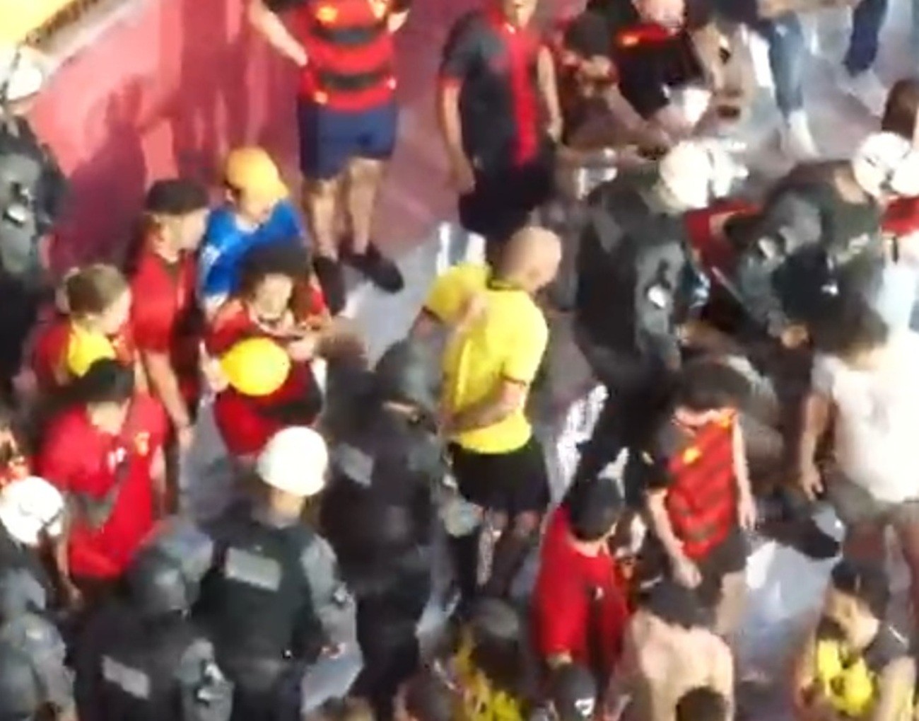 Integrantes de torcida organizada que estavam foragidos são presos em estádio em jogo entre Sport e Náutico