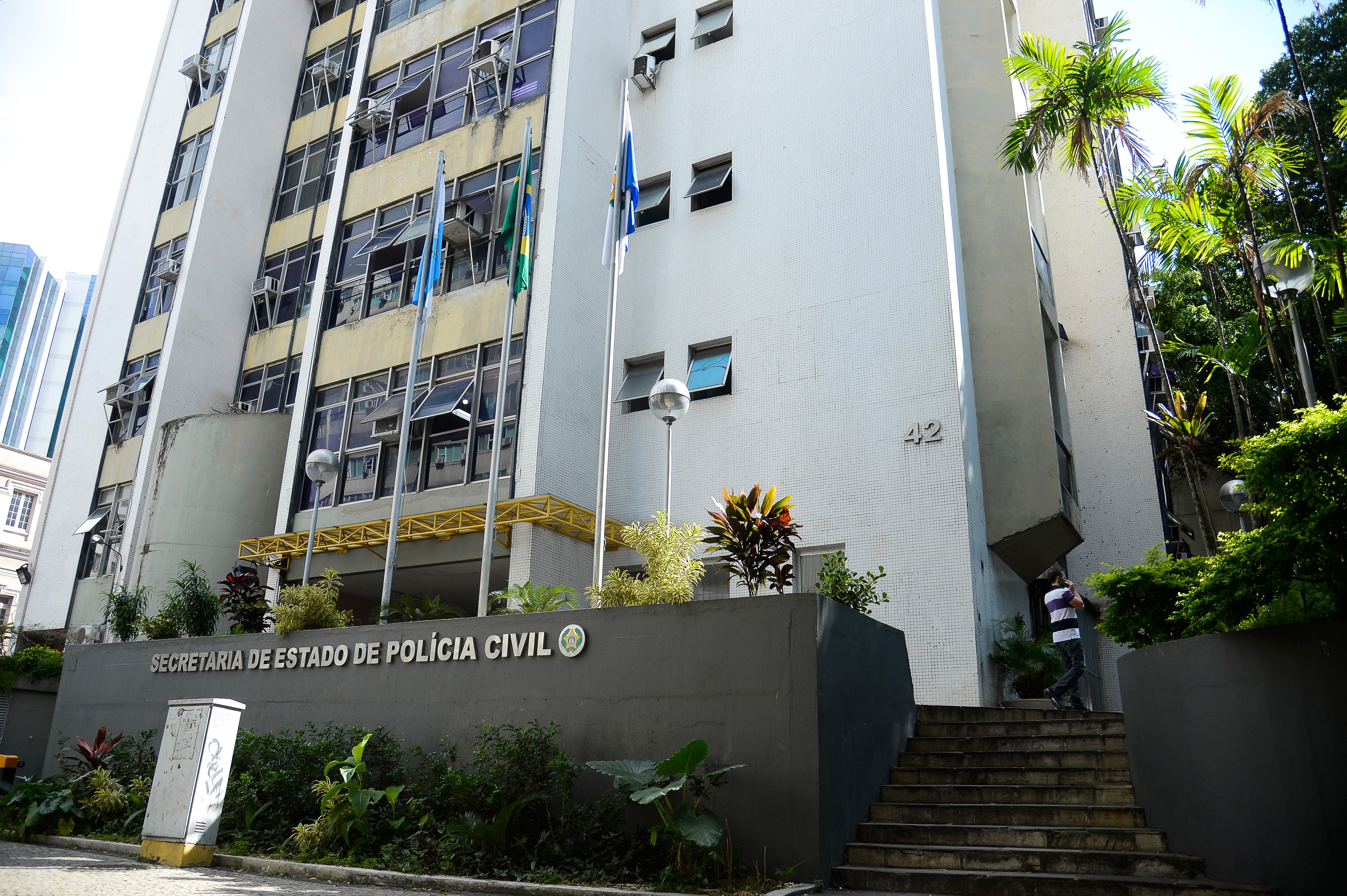 Policiais civis fingem ser defensores públicos para atrair foragidos e cumprir mandados de prisão, diz Defensoria