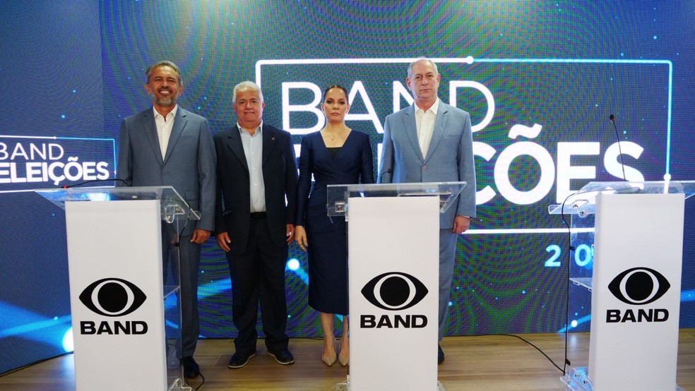 Elmano de Freitas, Salmo Ribeiro, diretor geral da Band Ceará, jornalista Adriana Dias e Ciro Gomes. — Foto: Leandro Regueira