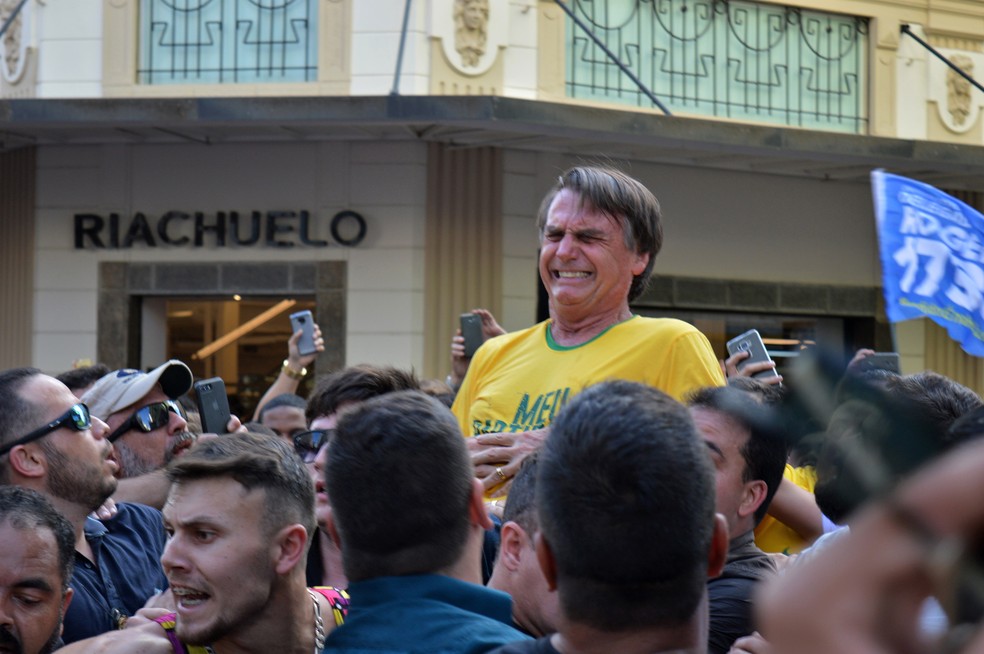 Jair Bolsonaro após ser esfaqueado durante uma campanha em Juiz de Fora — Foto: Raysa Leite/AFP