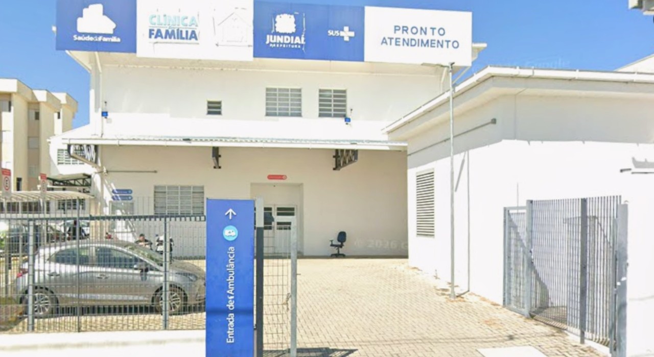 Batida entre carro e caminhão deixa ferido e causa congestionamento na Bandeirantes