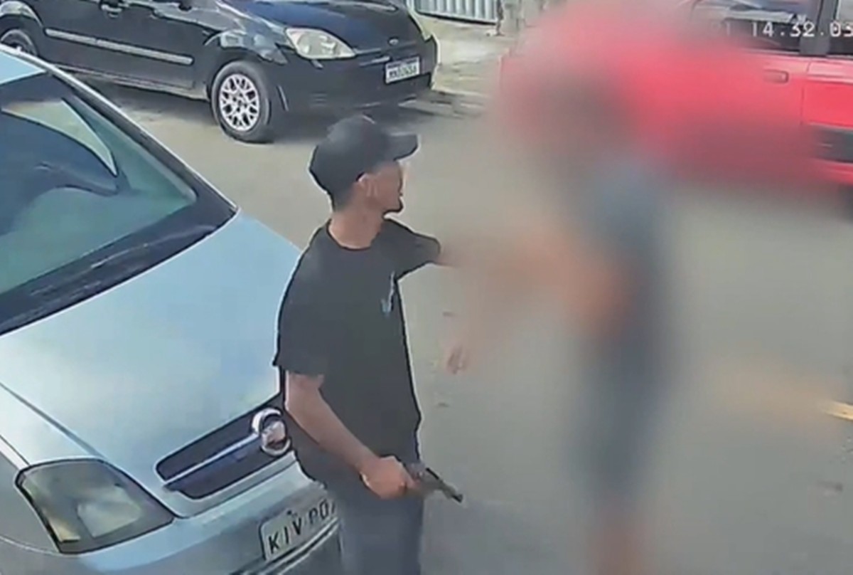 Imagens flagram momento em que homem é roubado após combinar venda de veículo em João Pessoa; VÍDEO