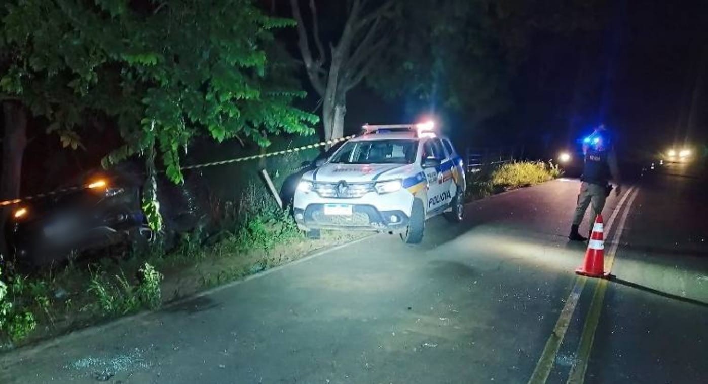 Duas mulheres morrem após caminhonete bater em árvore na MGC-458