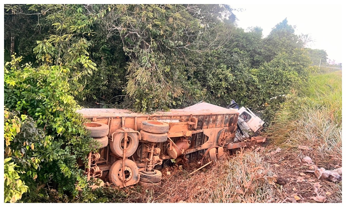 Duas pessoas morrem em acidente de trânsito após caminhão com castanhas tombar na BR-319, no Amazonas