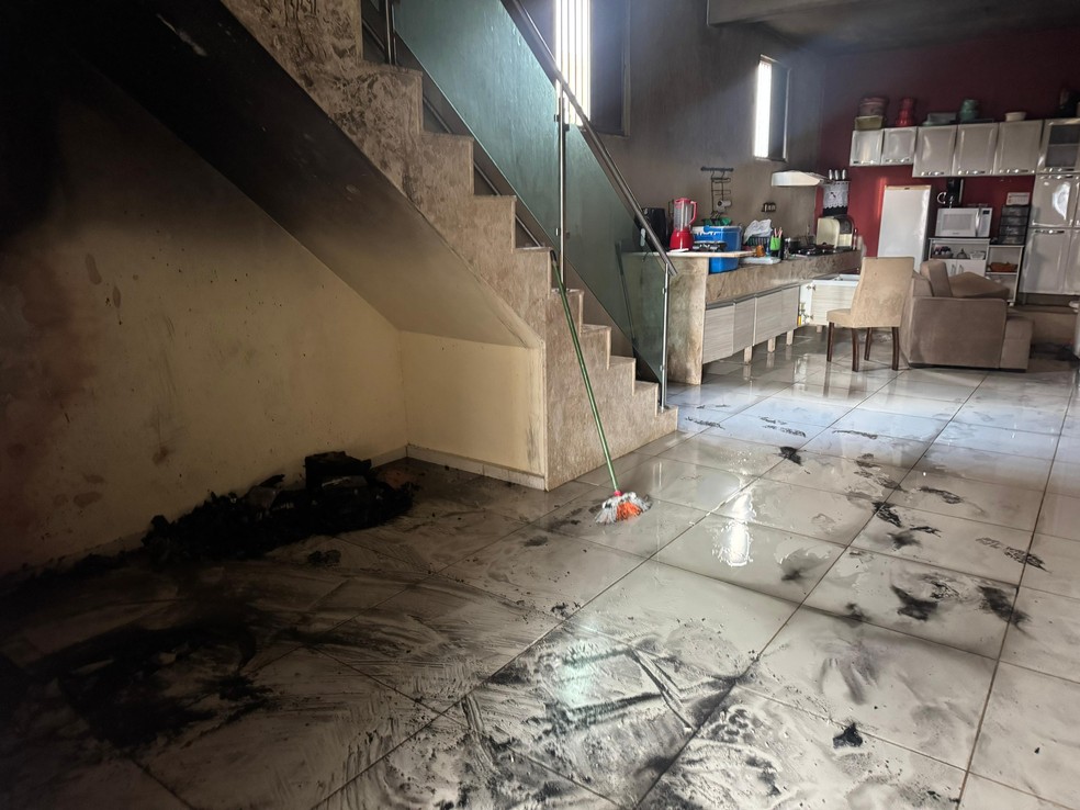 Incêndio atinge casa nas Rocas em Natal — Foto: Sérgio Henrique Santos/Inter TV Cabugi