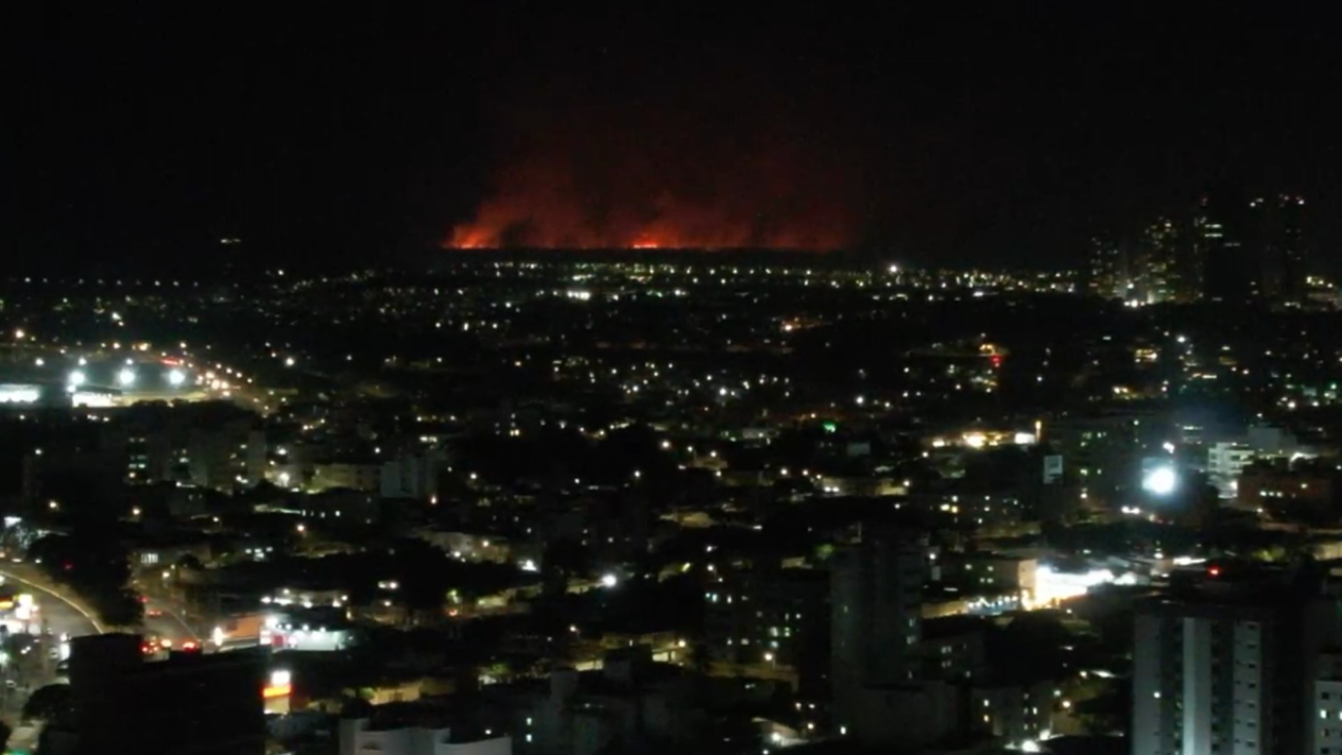 VÍDEO: Incêndio em fazenda do Exército provoca clarão e ilumina céu na Zona Sul de Uberlândia