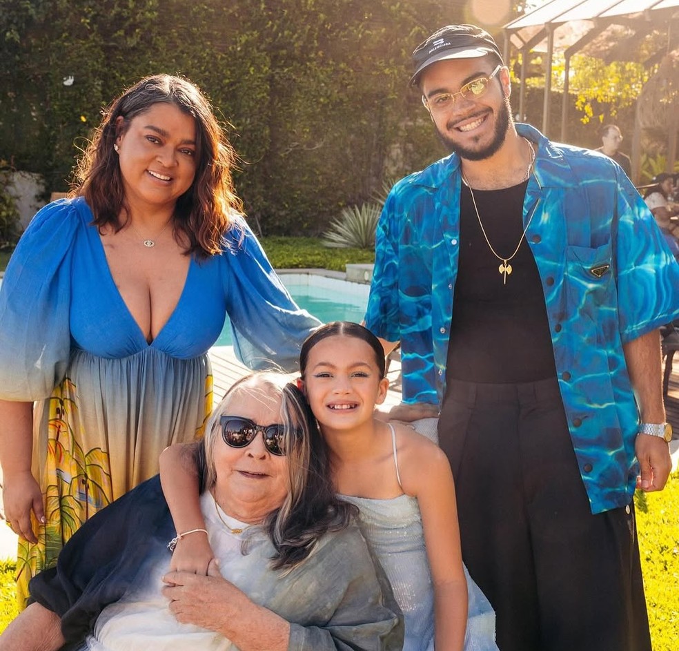 Preta Gil ao lado do filho, Francisco, da mãe, Sandra Gadelha e da neta, Sol de Maria — Foto: Reprodução/Redes Sociais