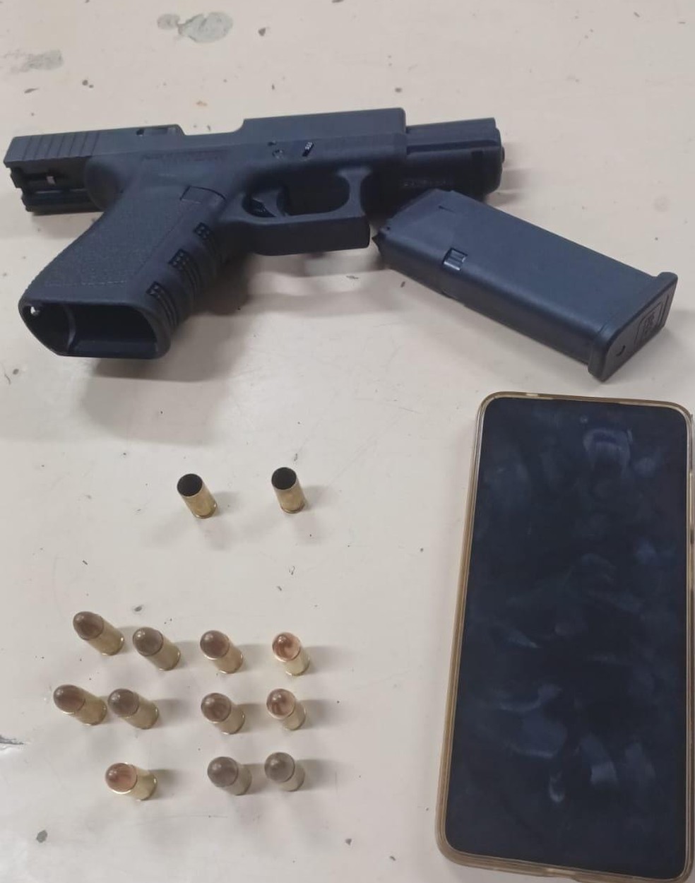 Arma e munições usadas no crime em Lauro de Freitas — Foto: PM