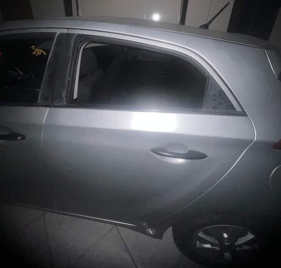 Homem teve vidro do carro quebrado e pertences roubados no cruzamento da Rua Silva Paulet com a Avenida Abolição, no Bairro Meireles. — Foto: Arquivo pessoal