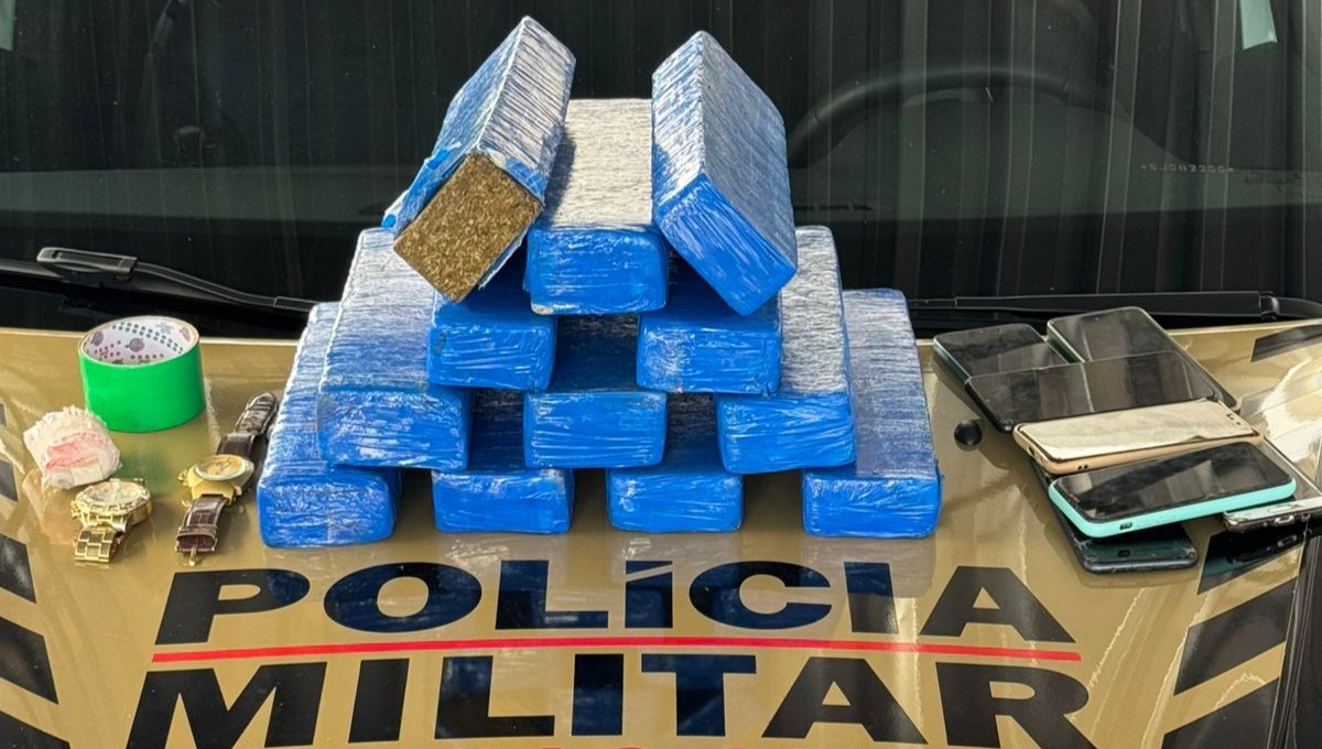Polícia encontra 12 barras de maconha escondidas entre cobertores dentro de carro na BR-135; motorista foi preso