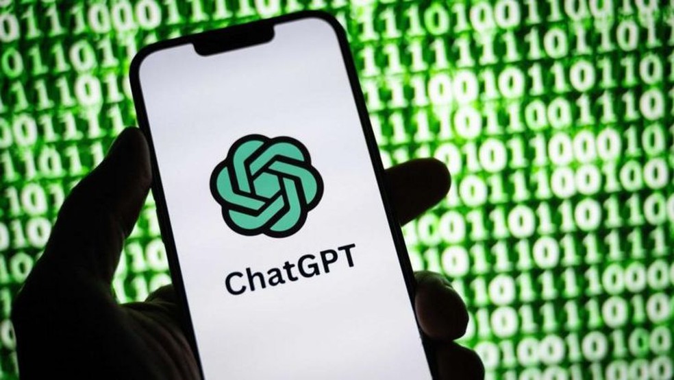 Imagem mostra celular com o logo do ChatGPT, robô conversador da OpenAI — Foto: Getty Images/BBC