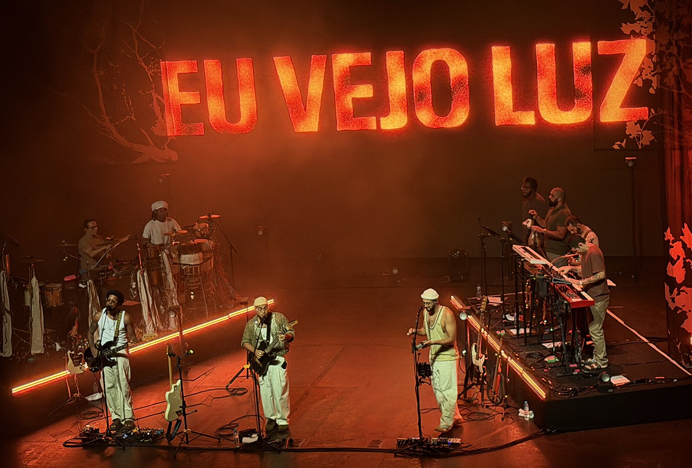 Gilsons reiteram no show ‘Eu vejo luz’ a evolução exposta no segundo álbum