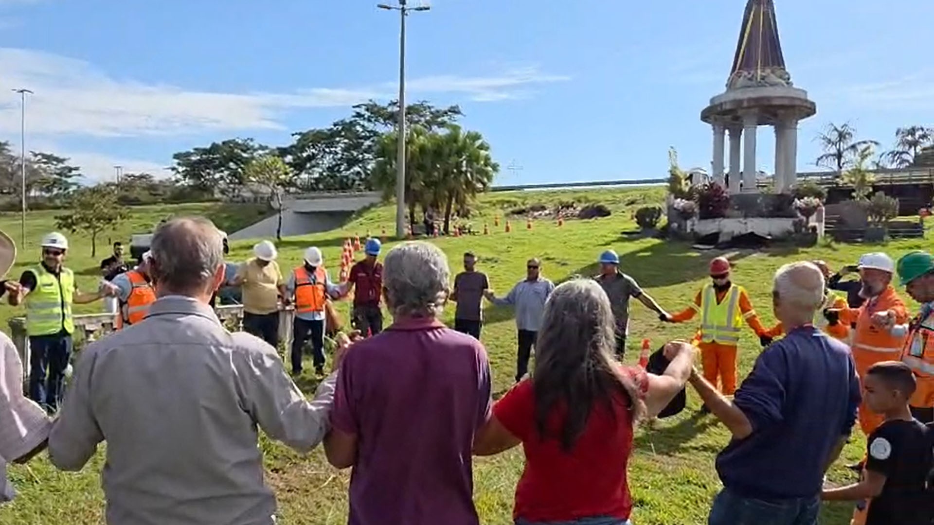 VÍDEO: funcionários fazem oração antes de retirar imagem de Nossa Senhora de trevo em obras da SP-294 em Adamantina