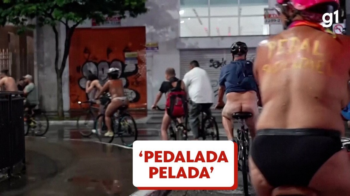 Ciclistas pedalam nus sob chuva na Avenida Paulista em protesto