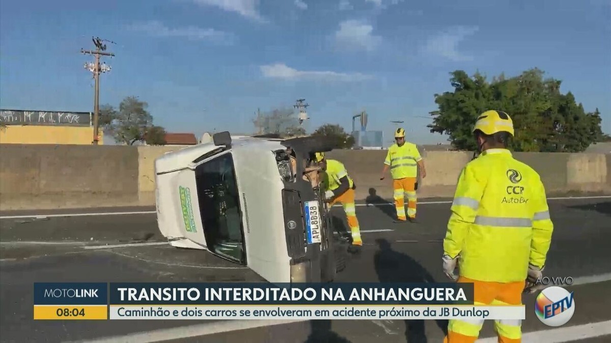 Furgão tomba após acidente com carro e caminhão, e interdita trecho da Anhanguera, em Campinas 
