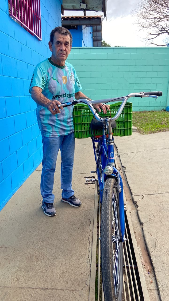 Aposentado pedala meia hora para chegar a ponto de votação: 'Só assim temos direito de reclamar', diz