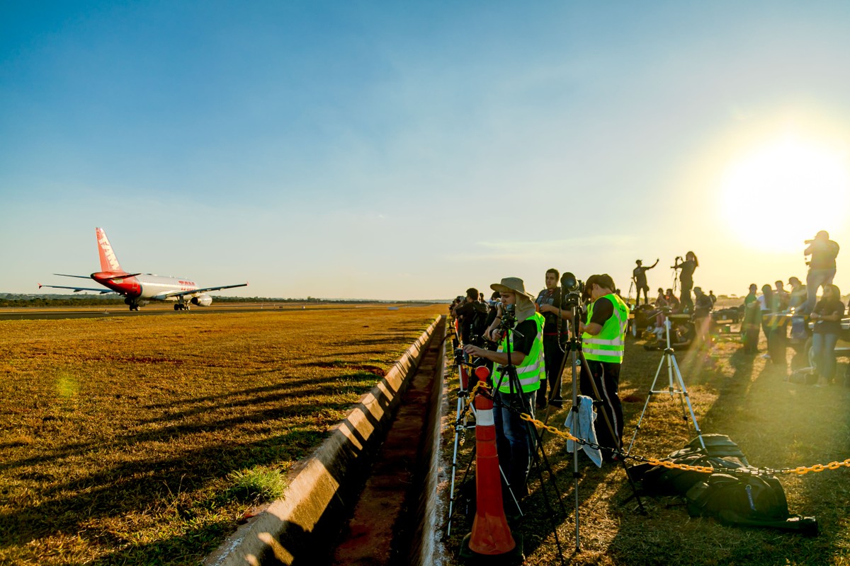 Chegadas E Partidas Dos Voos Em Dallas Foto Editorial - Imagem de  aeroporto, partidas: 50101161