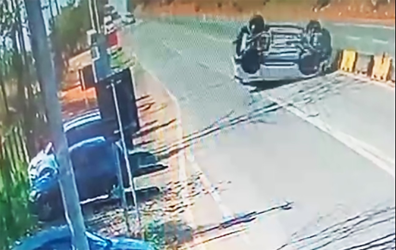 VÍDEO: carro capota em praça de pedágio de Limeira