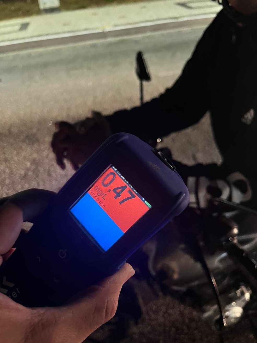 Policial mostra resultado de teste do bafômetro em Natal — Foto: CPRE/RN