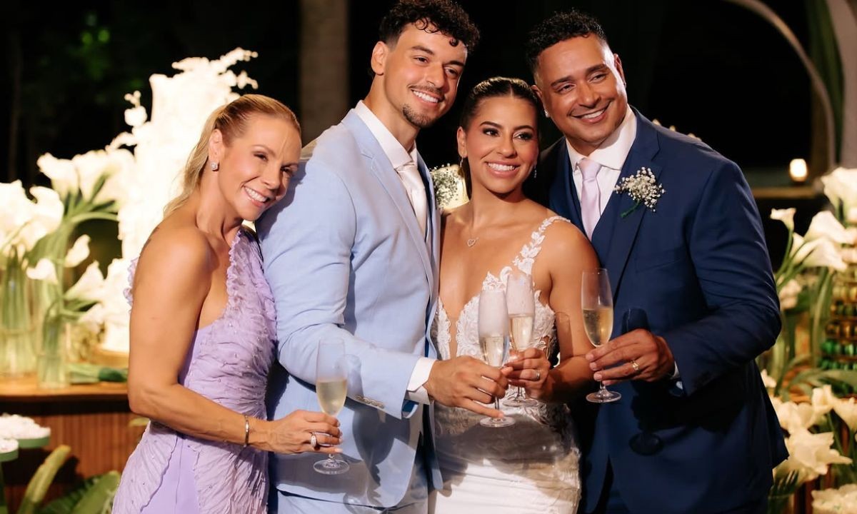 Carla Perez e Xanddy abrem álbum do casamento filho e fazem homenagem: 'Se tornou um grande homem'