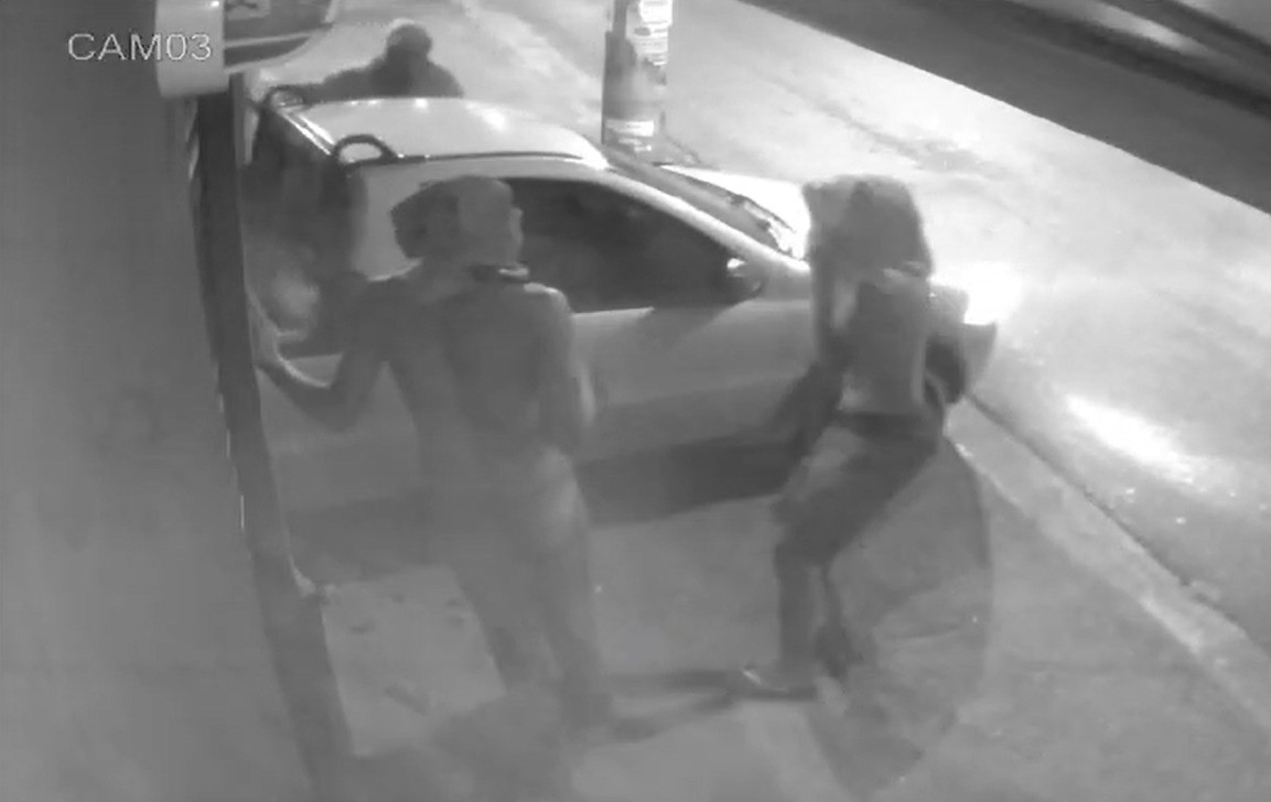 VÍDEO: loja de celulares é arrombada e assaltada em Salvador; suspeitos usaram carro para derrubar portão