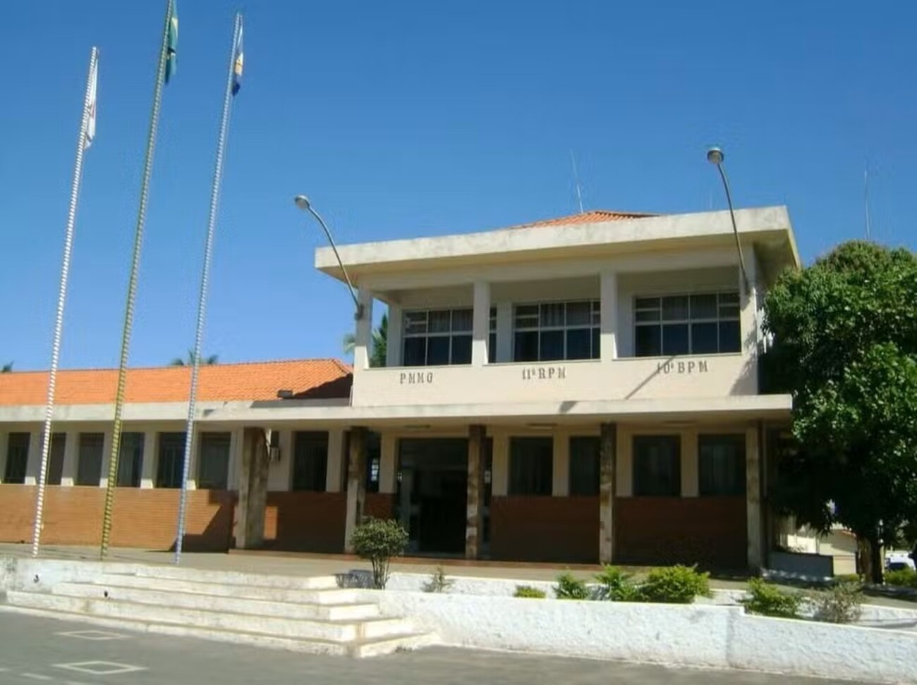 Após usar cocaína e achar que está sendo seguido, homem que levava drogas em carro procura batalhão da PM 